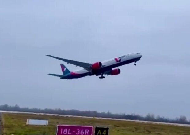 Boeing 777-300 взлетел в аэропорту "Борисполь", кадр из видео