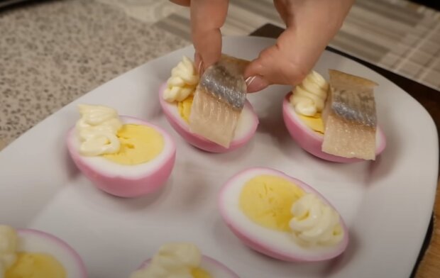 Приготовление закуски "Ленивая шуба", кадр из видео