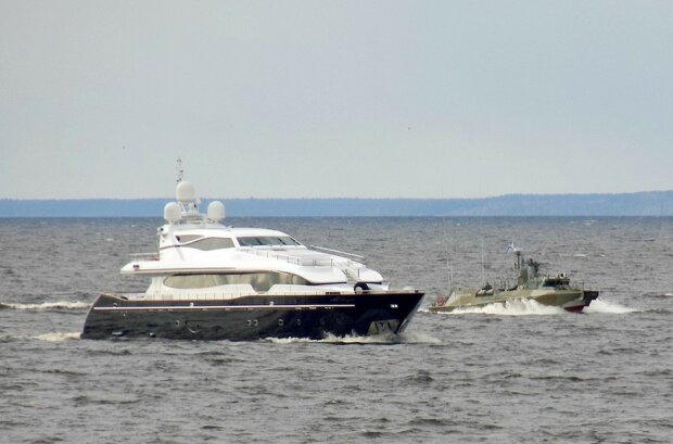 Яхту коханки Путіна на прогулянці супроводжують військові кораблі РФ