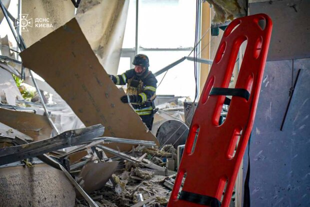 Результат російської атаки на Київ, фото: ДСНС
