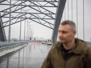 Віталій Кличко на мосту, фото із соцмереж мера