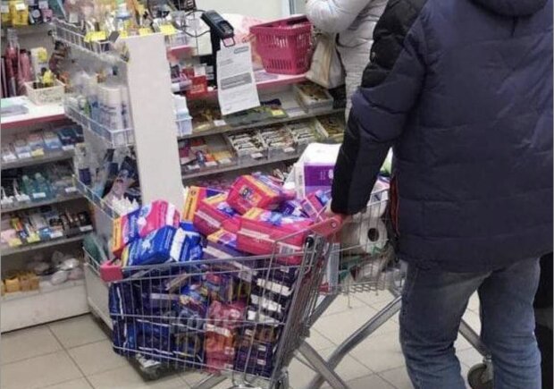російські чоловіки скупили жіночі прокладки