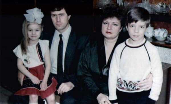 Тіна Кароль в дитинстві з батьками і братом
