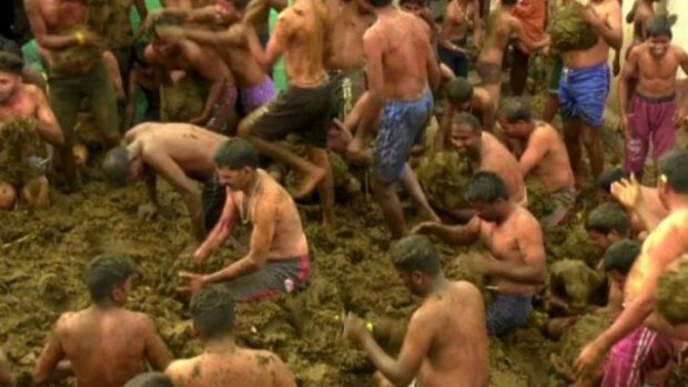 Жители деревни проводят ежегодную битву коровьим навозом