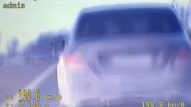 Украинка на Мерседесе в Польше летит на маникюр со скоростью 200 км в час