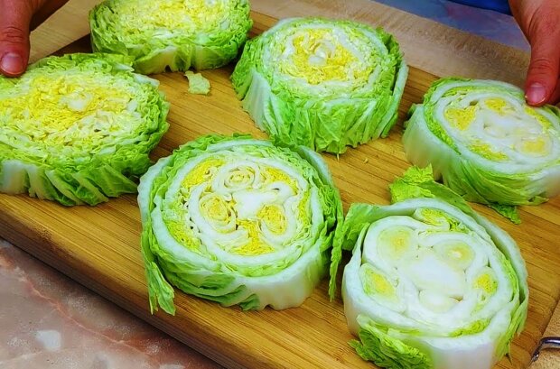 Приготування стейків із капусти, кадр з відео