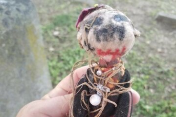 Парень нашел странную игрушку на кладбище