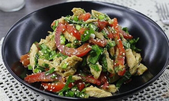 Салат з куркою, помідорами та щавлем