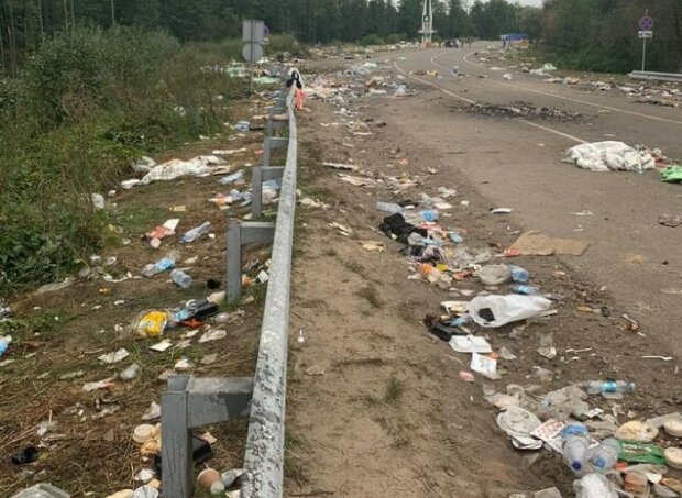 Хасиди перетворили кордон України на сміттярку
