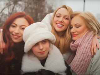 Оля Полякова з дочками та мамою, кадр з кліпу
