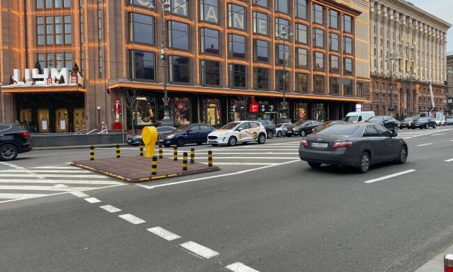 Машини, дорога, ЦУМ, фото: ukrainci.com.ua