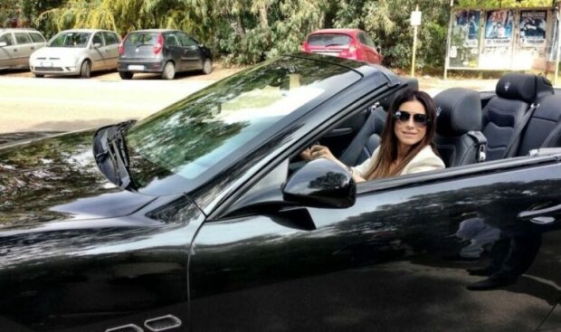 Ані Лорак у своєму Феррарі