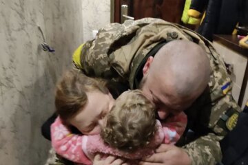 родители идут защищать Украину и прощаются с дочерью