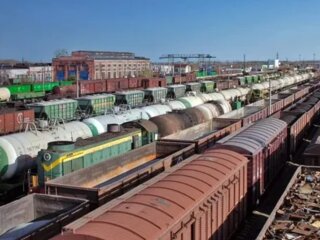 Вантажні поїзди, фото з вільних джерел