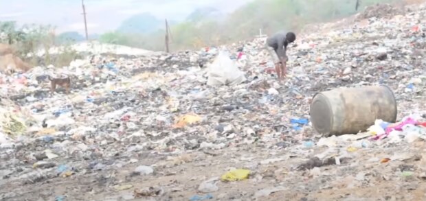Видео: дворники подрались с рабочими, которые хотели незаконно выбросить строительный мусор