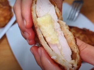 Стейк во фритюре, кадр из видео