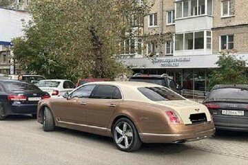 Мільярдер на золотому Bentley приїхав відкривати їдальню для бідних