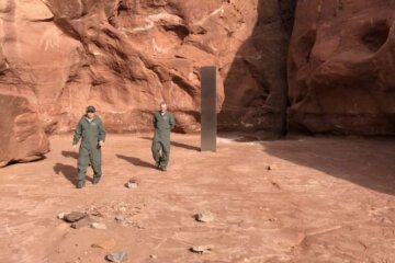 В пустыне США нашли загадочный металлический монолит