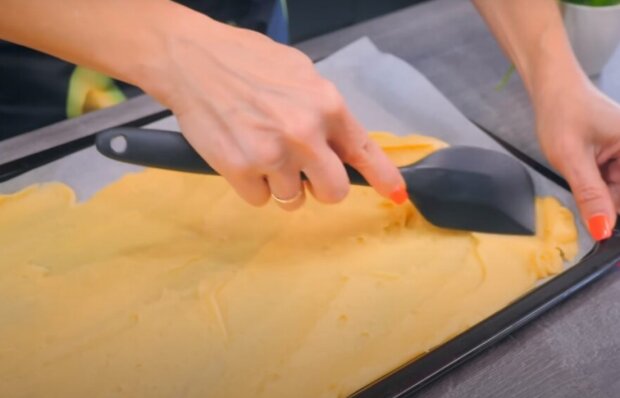 Приготовление рулета-пирожного, кадр из видео