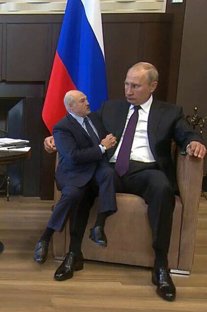 Лукашенко на колінах Путіна