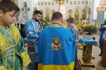 Священик провів службу загорнувшись у Прапор України