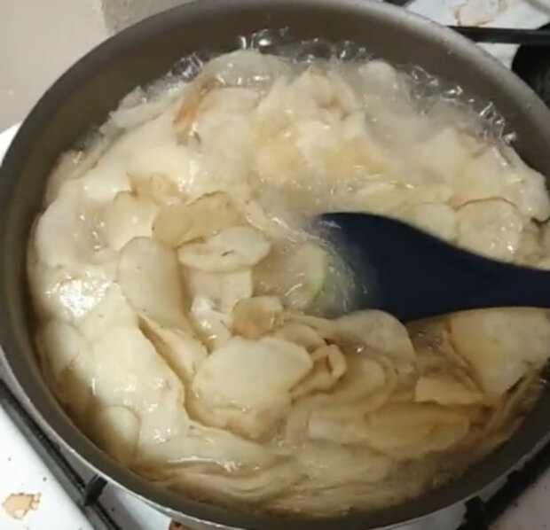 Кухар готує картопляне пюре з чіпсів Lays