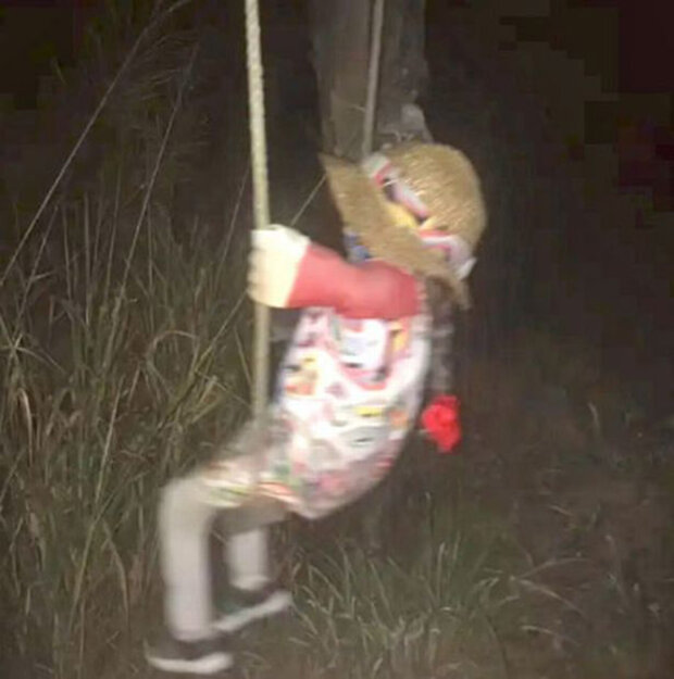 Моторошна лялька в лісі