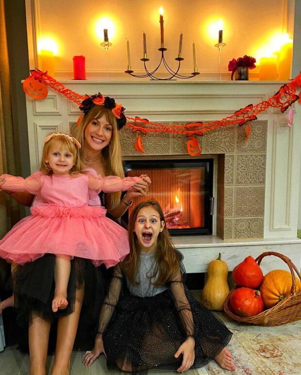 Леся Нікітюк з племінницями