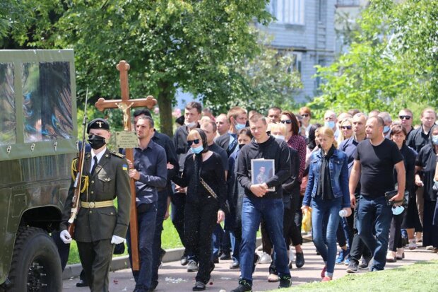 провели в останню путь Героя України Тараса Матвєєва