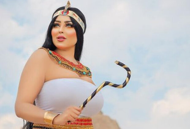 Пишну танцівницю з величезними грудьми пов'язала поліція