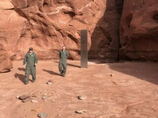 У пустелі США знайшли загадковий металевий Моноліт