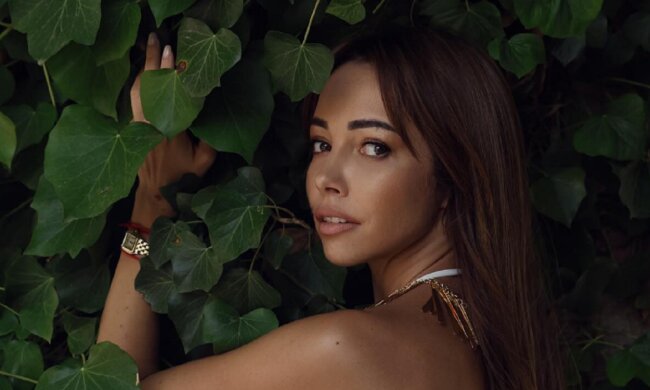 Майже гола Катерина Кухар засвітила стоячі "бубонці": наливні груди так лізуть назовні