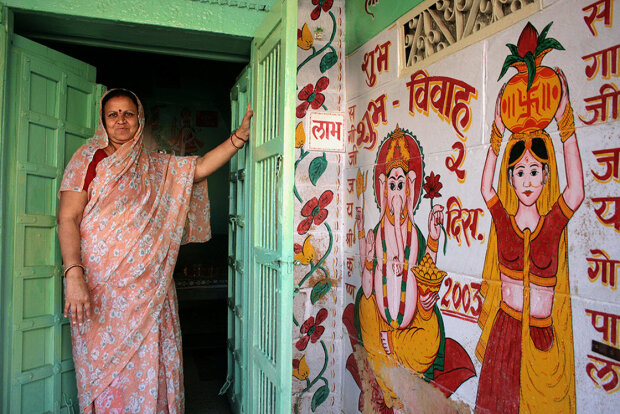 Як в Індії зупиняють людей від справляння потреби на стіни