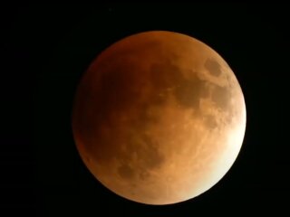 Лунное затмение, скриншот из видео