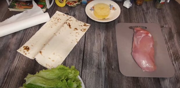 Шаурма з куркою та ананасом