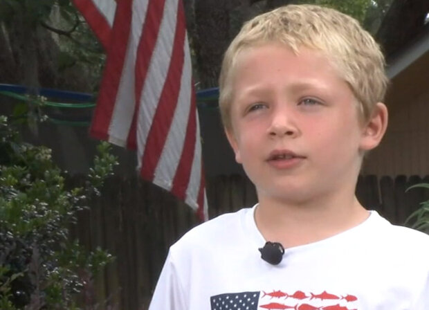 Семилетний мальчик час плыл в реке, чтобы спасти отца и сестру