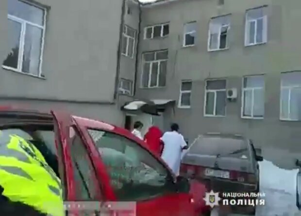 На Волині жінка народила просто за кермом автомобіля