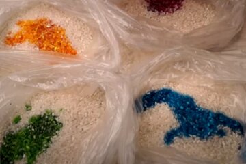 Они получатся мраморными: как покрасить яйца на Пасху при помощи риса