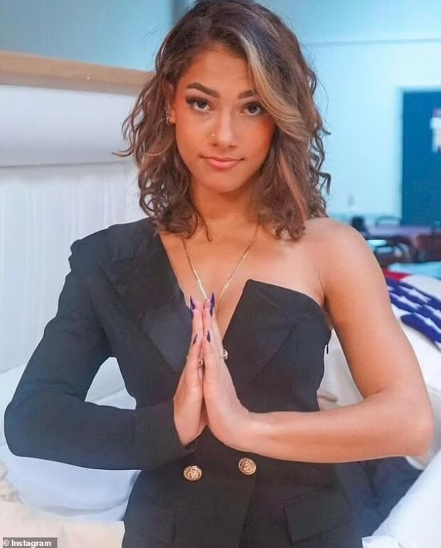 Девушка позирует перед открытым гробом отца