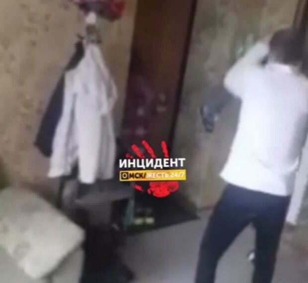 Батько виховував малюків кидаючи їх головою об підлогу