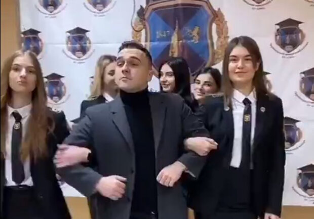Студенты-юристы Черновцов танцевали под русский шансон