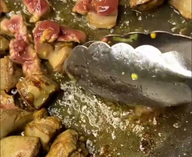 Легкий салат с куриной печенью