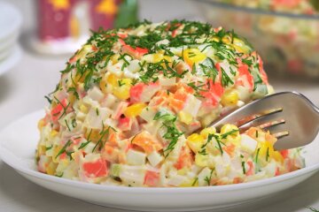 Выйдет дешевле, чем Оливье: сколько стоит приготовить крабовый салат в 2023 году, актуальные цены