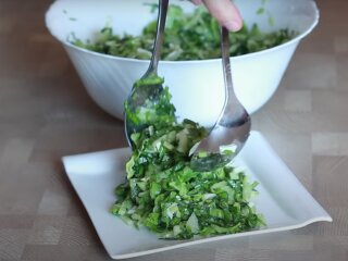 Салат з огірками та черемшою