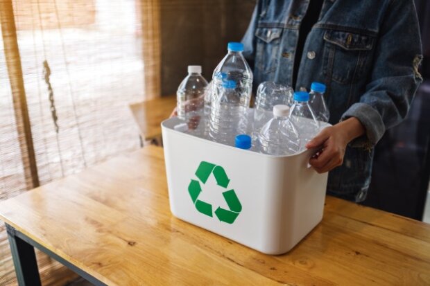 Сміття і порожні пляшки