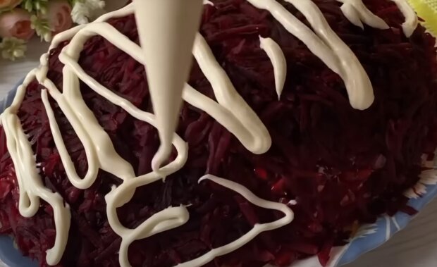 Салат с гранатом, кадр из видео