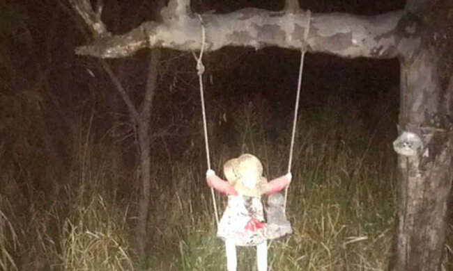 Моторошна лялька в лісі