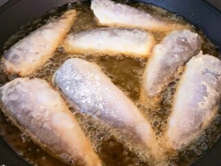 Смажена риба, кадр з відео