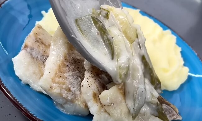 Очень вкусный минтай с огурцами: рецепт без жарки, но с секретом