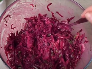 Свекольный салат, кадр из видео